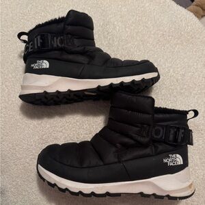 The North Face Black Puffer' Winter Boots with White Soles